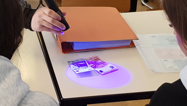 Mit UV-Lampe und geschultem Blick