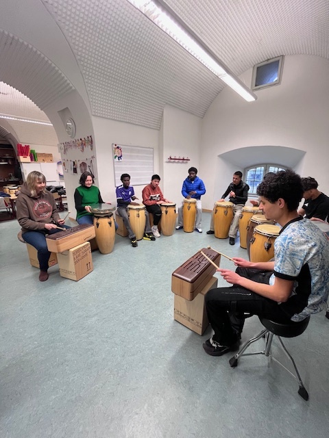 Rhythmus verbindet: Percussion-Workshops für die Berufsintegrationsklassen