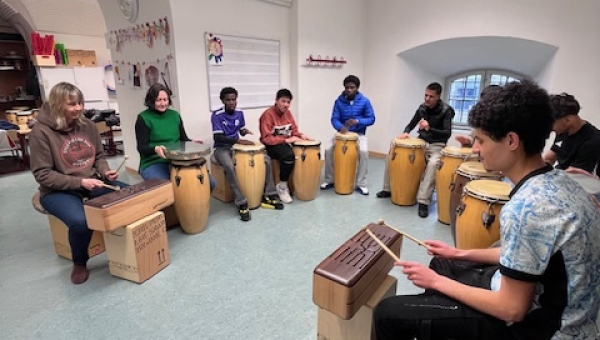 Rhythmus verbindet: Percussion-Workshops für die Berufsintegrationsklassen